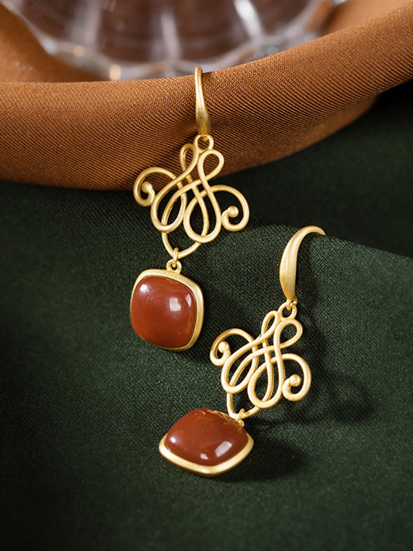 Des boucles d'oreilles en pierre de bijou