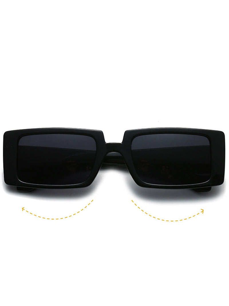 Avec des lunettes de soleil d'amour