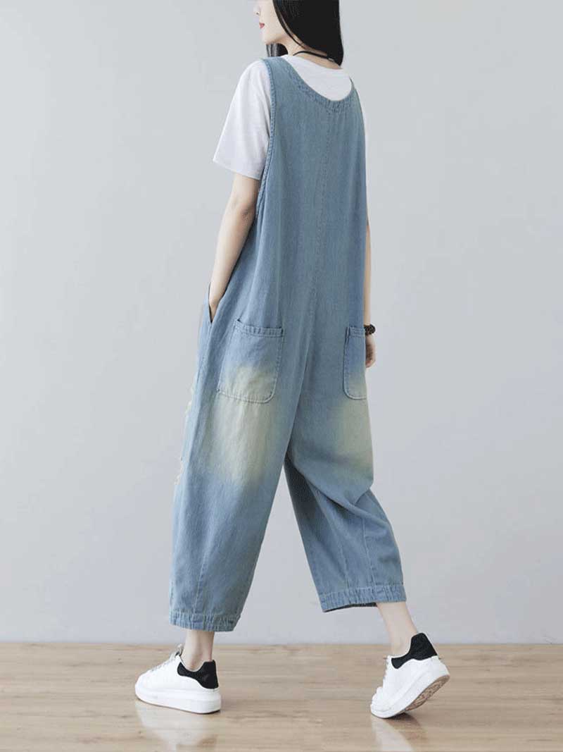 Les gens vous regardent en denim dans l'ensemble