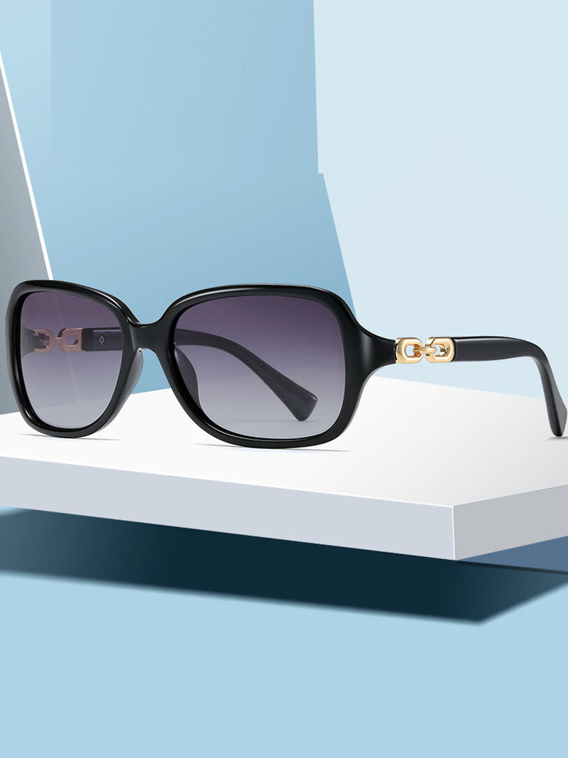 Derrière vos lunettes de soleil de rêve