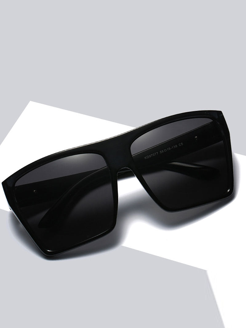 Ici je suis des lunettes de soleil