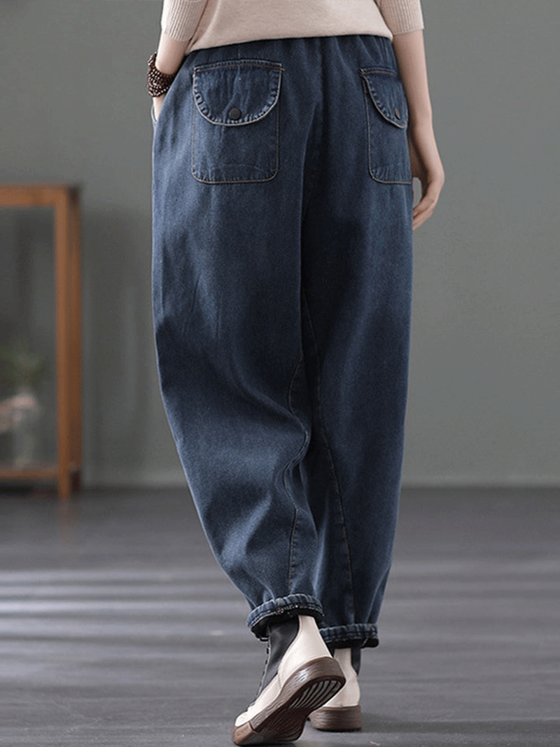Antenda as mulheres da calça do jeans de jeans