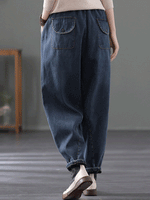 Antenda as mulheres da calça do jeans de jeans
