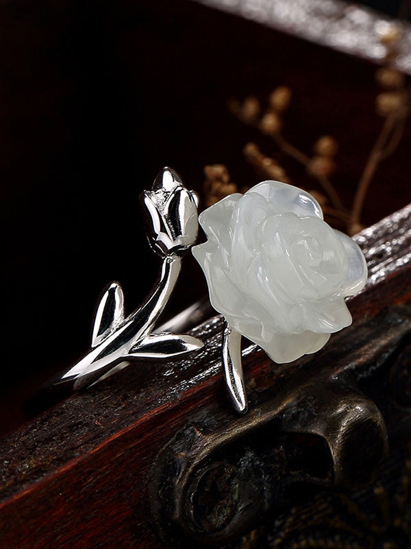 Tu m'assourdissais les anneaux de fleurs blanches