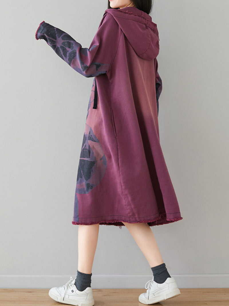 Um velho vestido com capuz