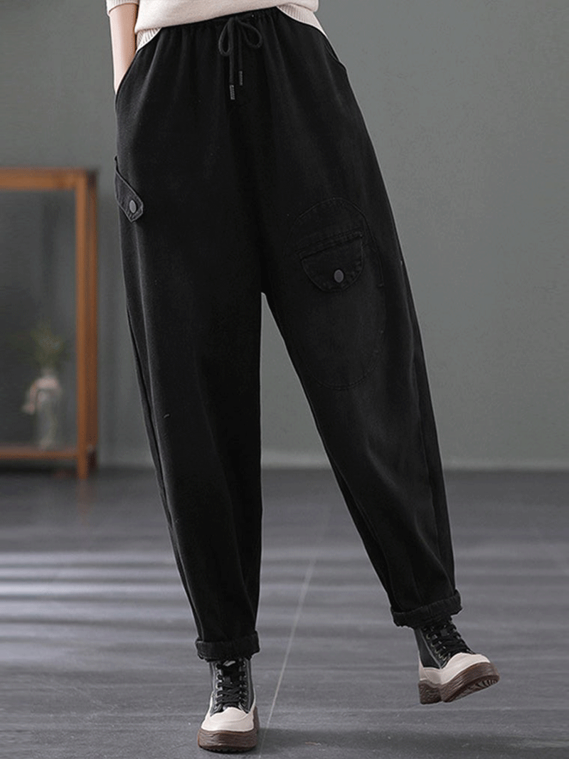 Antenda as mulheres da calça do jeans de jeans