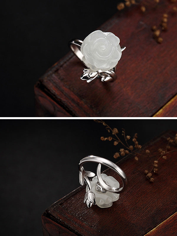 Tu m'assourdissais les anneaux de fleurs blanches