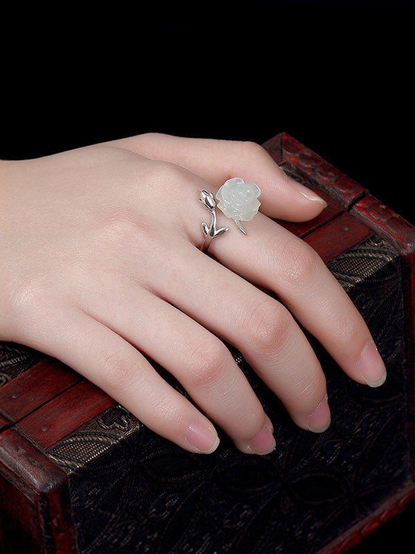 Tu m'assourdissais les anneaux de fleurs blanches