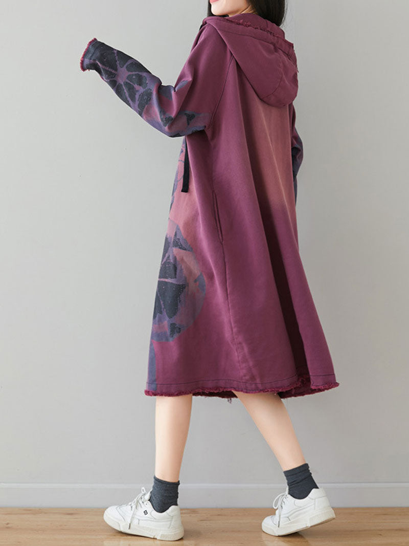 Um velho vestido com capuz