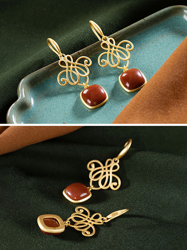 Des boucles d'oreilles en pierre de bijou