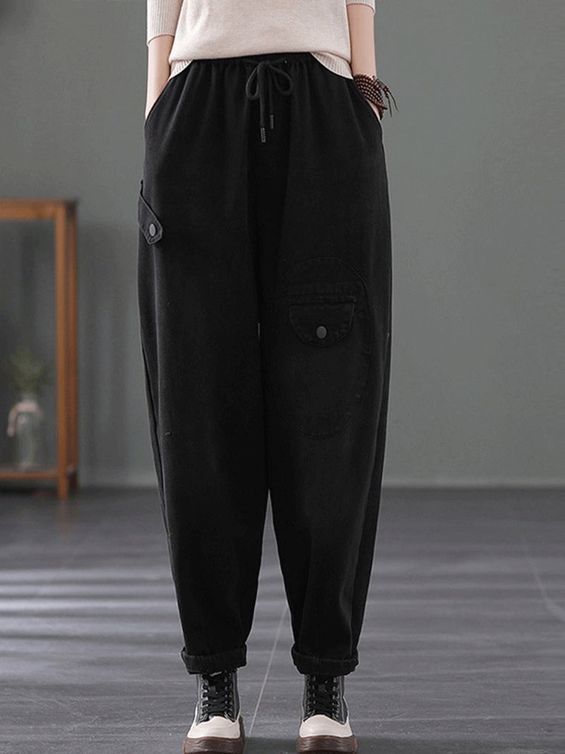 Antenda as mulheres da calça do jeans de jeans