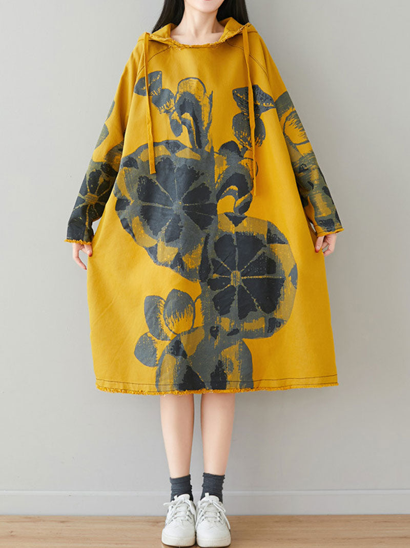 Um velho vestido com capuz