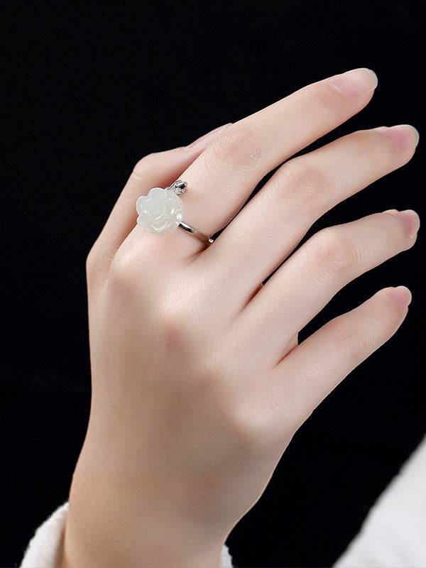 Tu m'assourdissais les anneaux de fleurs blanches