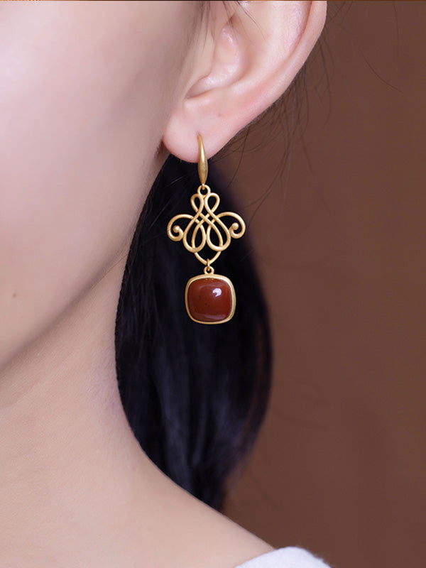 Des boucles d'oreilles en pierre de bijou