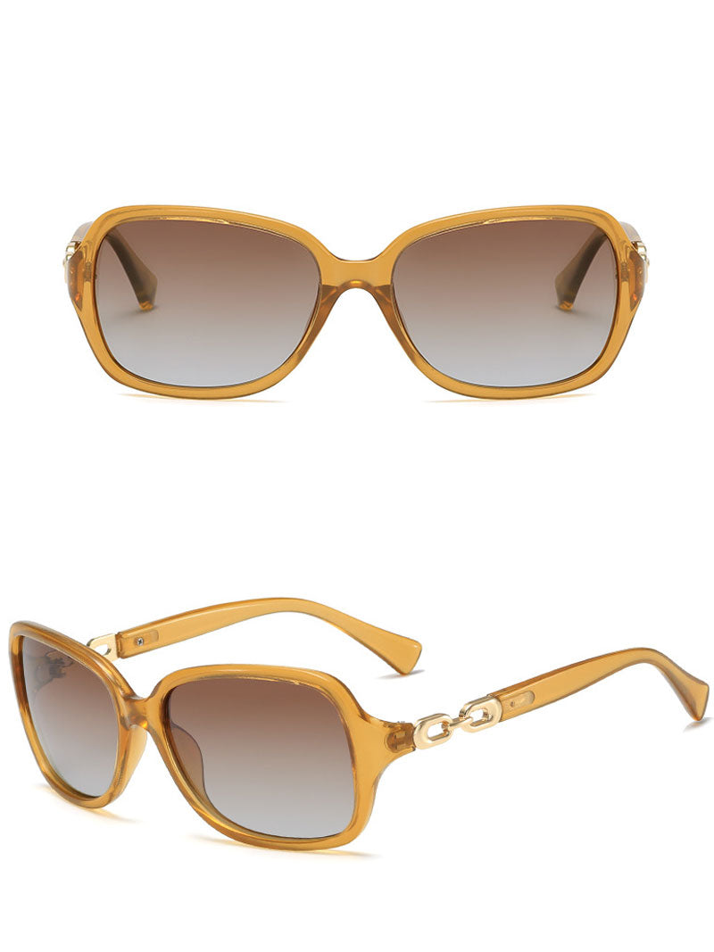 Derrière vos lunettes de soleil de rêve