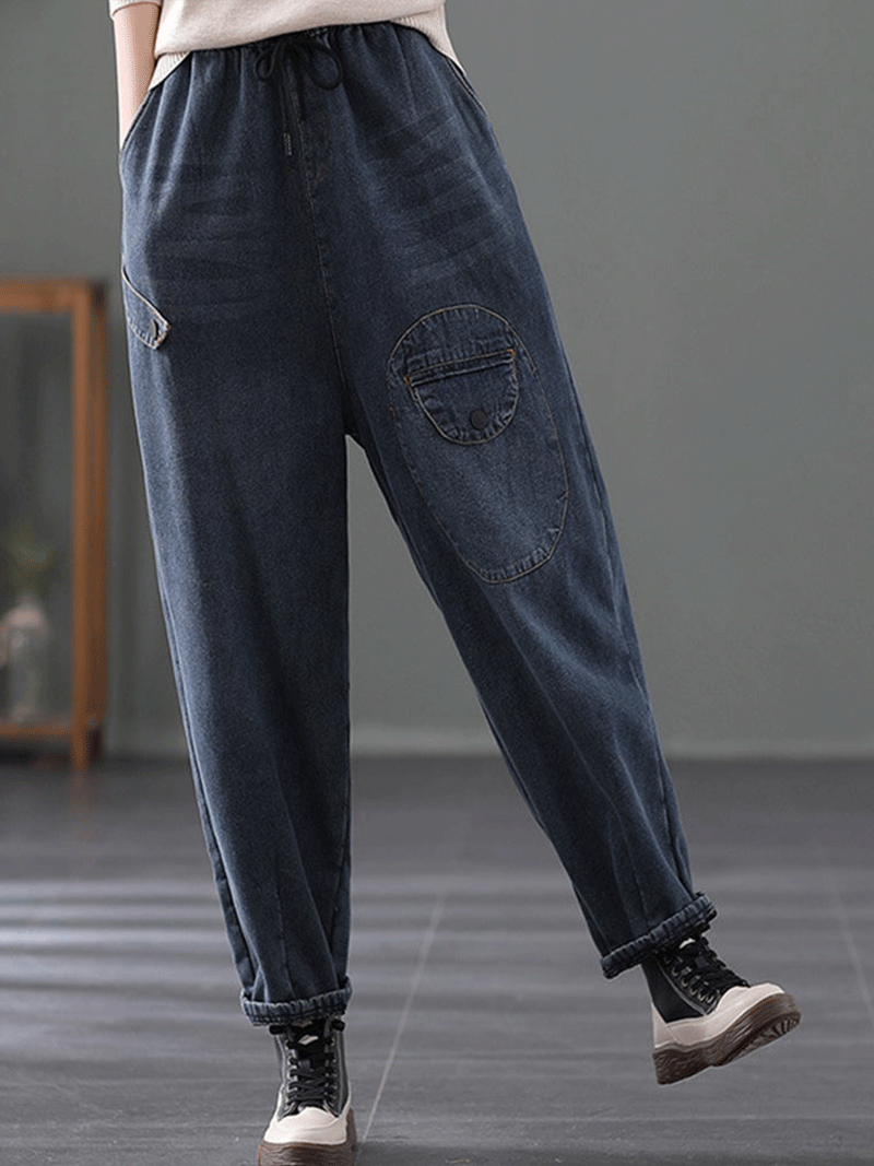 Antenda as mulheres da calça do jeans de jeans