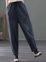 Antenda as mulheres da calça do jeans de jeans