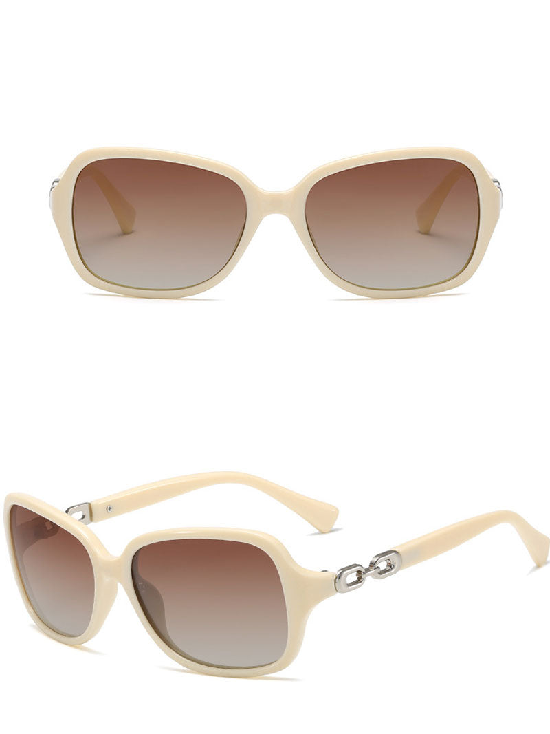 Derrière vos lunettes de soleil de rêve