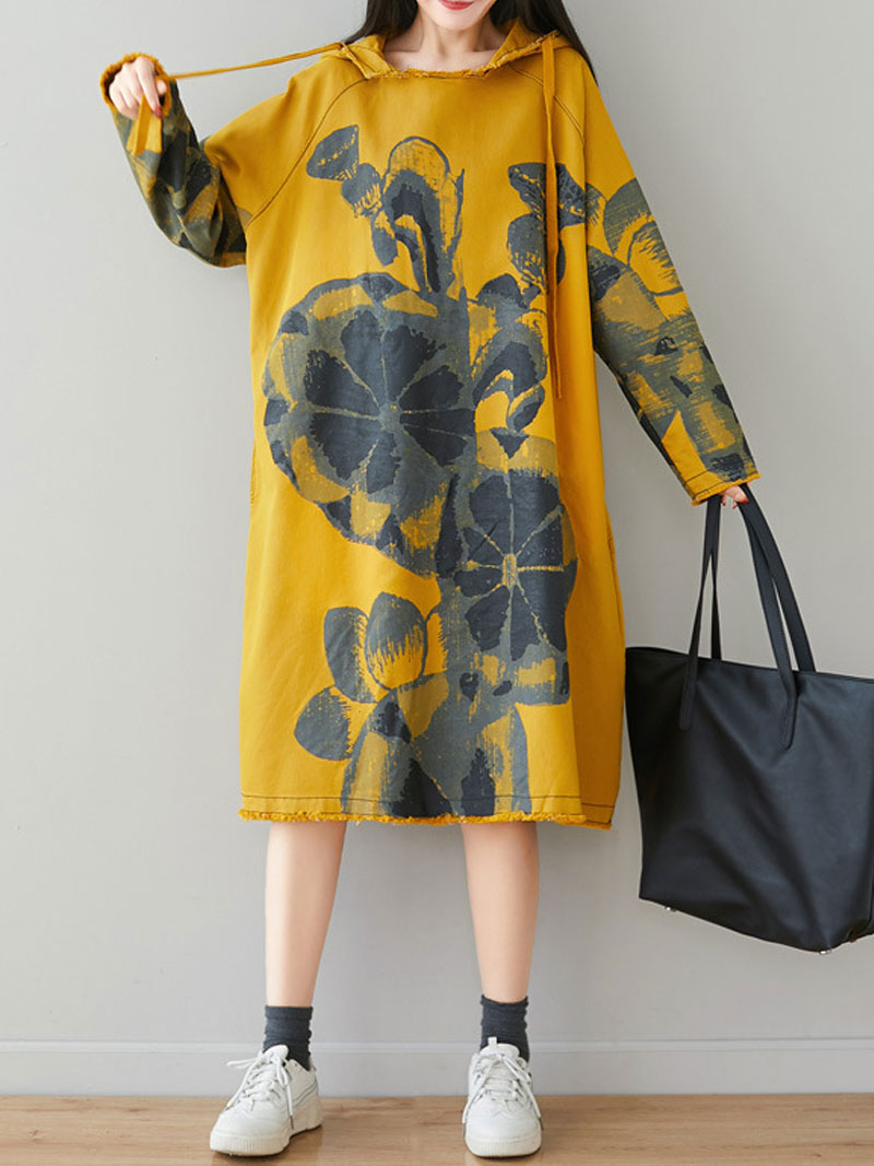 Um velho vestido com capuz