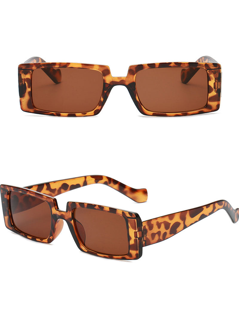 Avec des lunettes de soleil d'amour