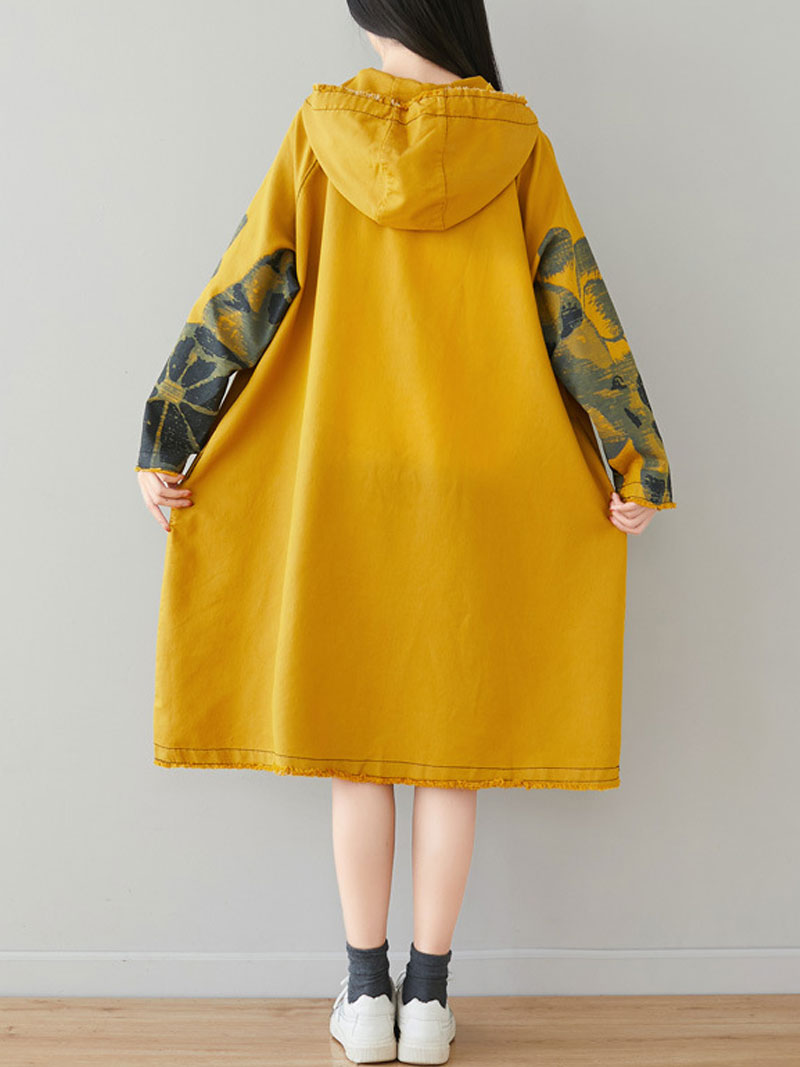 Um velho vestido com capuz