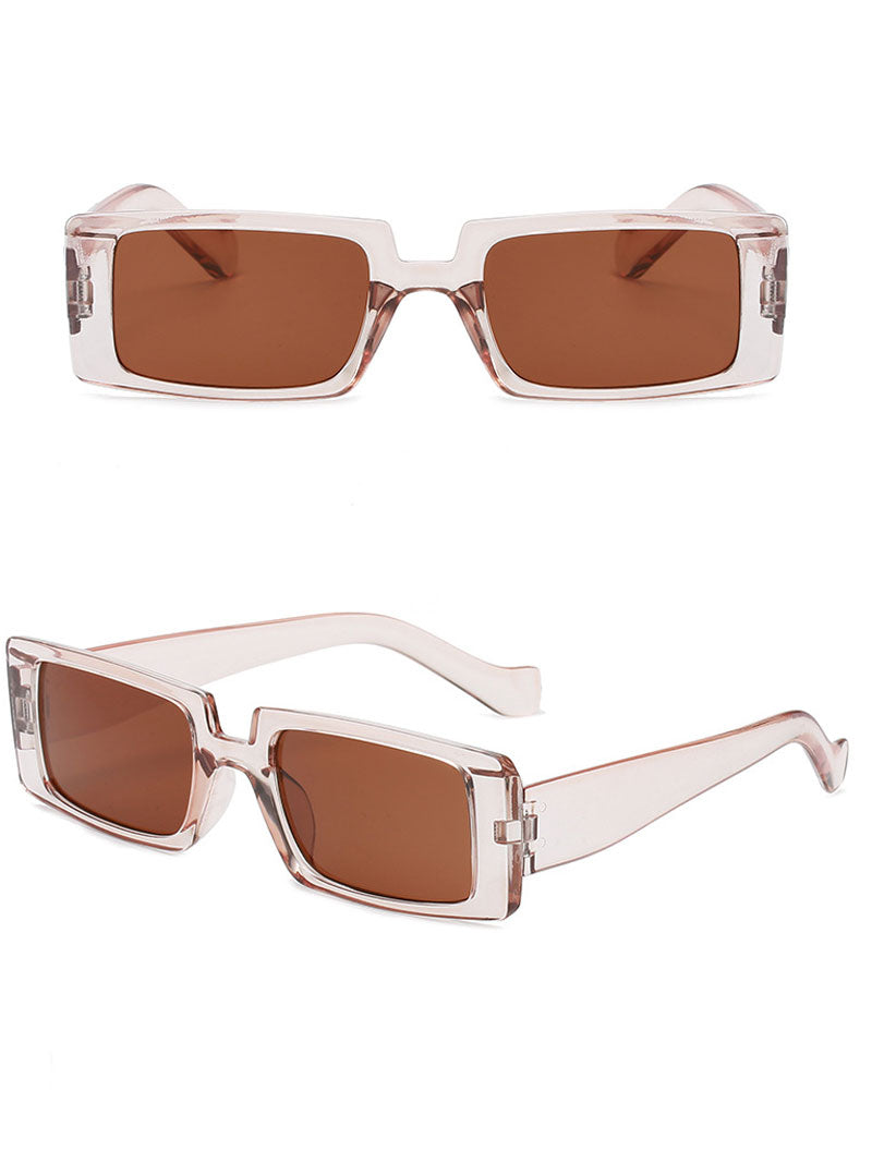 Avec des lunettes de soleil d'amour