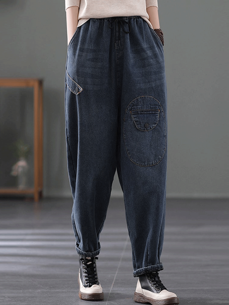 Antenda as mulheres da calça do jeans de jeans